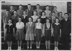 dchs freshmen 1943-44.jpg
